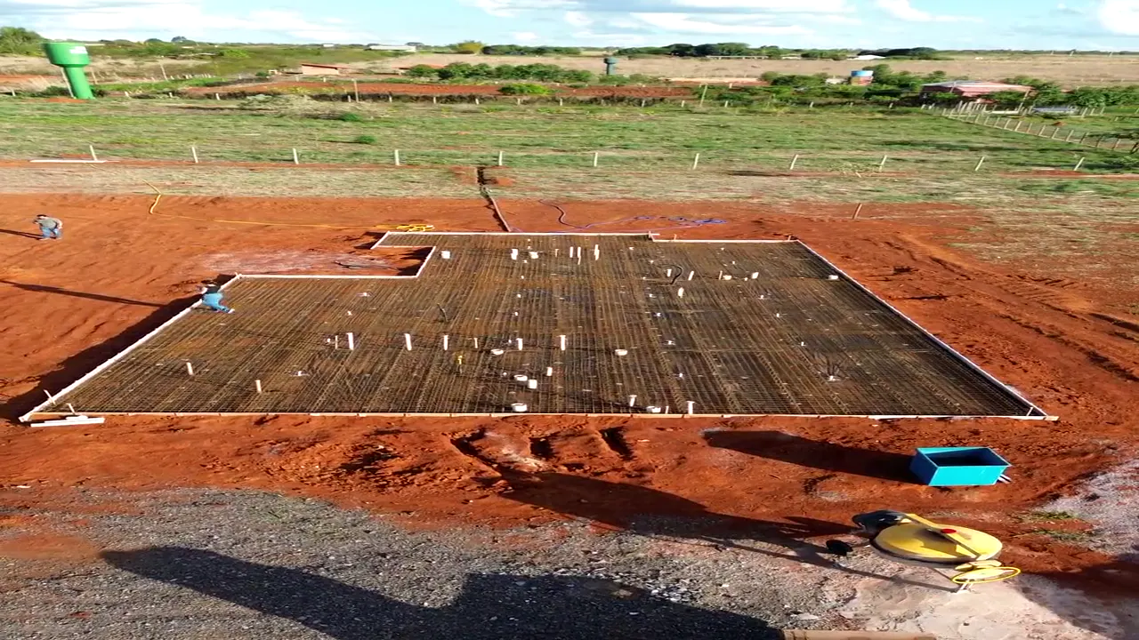 Armadura do radier montada sobre o terreno, vista de drone