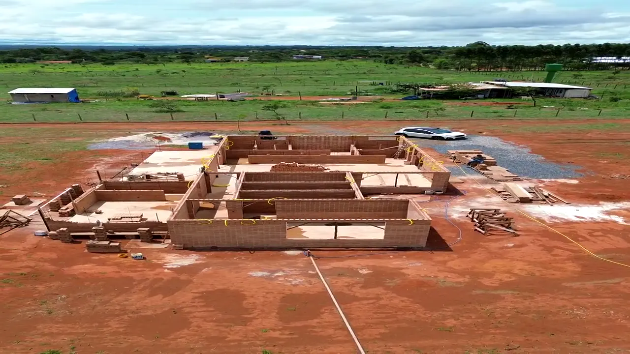 Paredes de tijolo ecológico subindo, vista de drone